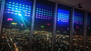 地上約300mの展望台でレトロなゲームの世界を楽しめる「ハルカス300スペースインベーダーワールド」