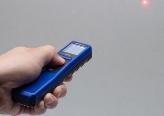 サンワサプライ、約1秒で距離が測定できるレーザー距離計を発売