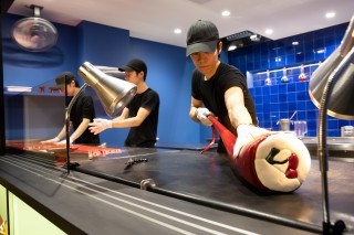 世界初、光る飴づくりに挑む！アートなキャンディ・ショップ「パパブブレ」、大丸東京店でパフォーマンス