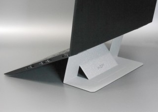 大ヒットも納得！ 厚さわずか3mm、貼り付けて持ち歩けるノートPCスタンド「MOFT」