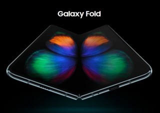 サムスンの折りたたみスマホ「Galaxy Fold」、日本ではauが約24万円で独占販売