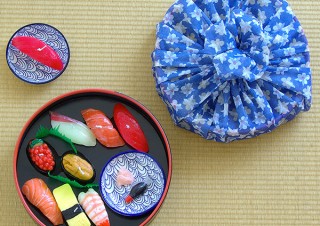 天国のお寿司好きへ！カメヤマのお供えギフト「寿司づくしキャンドルギフトセット」発売