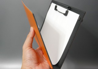 ありそうでなかった？ 二つ折りできてかさばらない折りたたみクリップボード