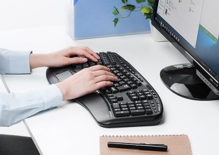 サンワサプライ、自然な姿勢でタイピングできるエルゴノミクスキーボード発売