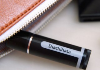 オフィスリップはこれで決まり!? ハンコ型「シヤチハタ リップ美容スティック」発売