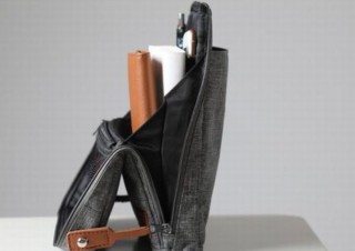 自立するから取り出しやすいしスマホスタンドにもなる「トラベルバッグ」発売