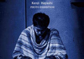 左手でカメラを持ち口でシャッターを切る左腕1本の写真家の林建次氏による個展「Light of Hopes」