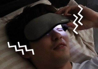 目覚ましで自分だけが起きることができる、光と振動の「アイマスクアラーム」 