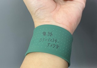 これでタスクの処理を忘れない、腕に装着していつでもメモを取れるアームバンド