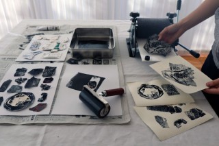 版画用のミニプレス機でゴミを刷るワークショップも実施される上田佳奈氏の個展「事の次第」