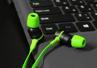 上海問屋、モバイルゲームに便利なL字型プラグを採用したゲーミングイヤホンを発売