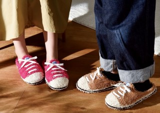 ヴィレヴァン、クラシック形状のスニーカーを模したモップスリッパを発売