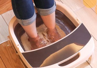 サンコー、家で足湯ができる加温式折りたたみ足湯フットバス「足ぽっか」 発売