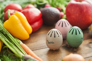 コロンとした卵型で腐敗ガスを吸着。野菜・果物を長持ちさせる「鮮度保持エッグ」