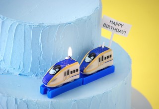 誕生日のお祝いに。あの青いレールも再現した「プラレールキャンドル E7系新幹線かがやき」