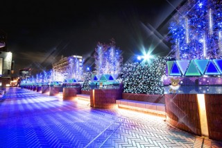 運河の中を歩いているかのような体験ができる青いイルミネーション「コロプラキャナルウォーク」