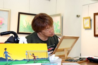 両手が使えない画家たちのグループによる絵画展「口と足で描いた絵〜HEARTありがとう〜」
