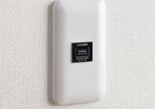 家の壁にUSBポートを設置できる、急速充電対応「USB給電用コンセント」発売