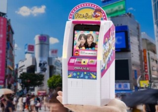 懐かしのプリ機が手のひらサイズに！ 若返り写真も撮れる「青春のプリントシール」
