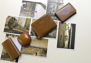 イルブセット、センチメンタルなセピアカラーの革コインケースを発売