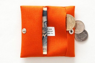 諭吉がのぞく超小型財布「KEEK」は、キャッシュレス社会に何か言いたげ？