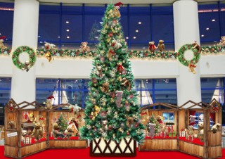 約100体のテディベアで飾られたツリーを展示する「TOKYO RESORT GERMAN CHRISTMAS」