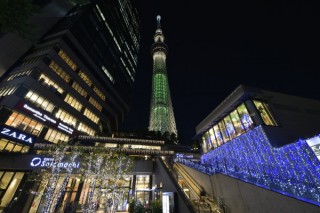 東京スカイツリーがクリスマス限定ライティングや“サンタの窓ガラス掃除”を開始