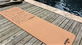 きびだんご、ヨガとストレッチのポーズ各59種類を印刷したコルク製ヨガマット発売