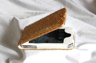 マーユ、蛇革製のiPhone4用ブック型ハードケース