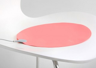 オフィスや野外でも活躍する、USB駆動の超薄型ヒーター「INKO Heating Mat HEAL」