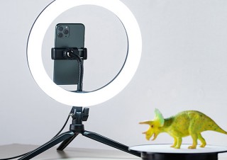 サンワサプライ、明るいスマホ撮影を可能にするホルダー付きLEDリングライトを発売