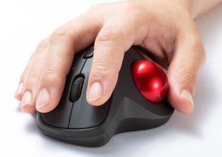 サンワサプライ、手の置き心地を追求したエルゴノミクス形状のトラックボールを発売