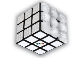 手触りで解く！ 白一色のルービックキューブが登場