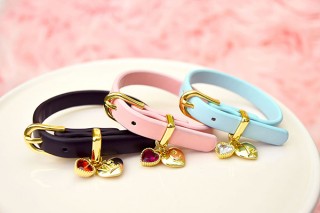 推しのカラーとイニシャルを選んでも！ハートが揺れる「heart drop initial charm bracelet」