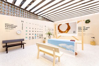 “HOPE”をテーマに大型の日めくりカレンダー形式のインスタレーションを展示しているLEXUSの企画展