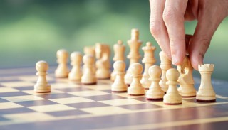 チェス駒がひとりでに動く？ AI対局・オンライン対局を可能にするチェス盤「Square Off」登場