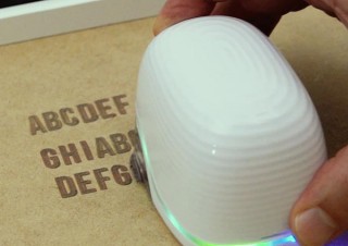 リンクス、スライドさせて好きな場所に直接出力できるハンディサイズのプリンタ「PrintBrush XDR」