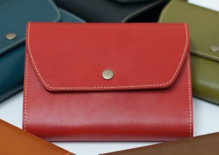 ほぼ日手帳にもピッタリ、筆記具ごと包みこむ栃木レザーの高級手帳カバー（全6色）が登場