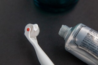 ニューワールド、USB充電式のローラー型歯ブラシ「クルンソニック プレミアム」発売