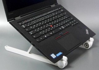 スティック状に折りたたんで持ち歩ける、外出先での作業に適したノートPCスタンド