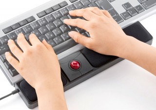 手の動きを最小限に抑える「トラックボール付きリストレスト」。サンワサプライより