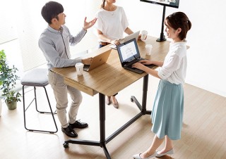 サンワサプライ、少人数会議で使いやすいガス圧昇降ミーティングデスクを発売