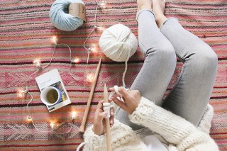 スペインの「We Are Knitters」から、ホリデーシーズンにぴったりのおしゃれな編み物キット登場