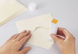 コクヨ、大人気の“四角いのり”に薄い紙でもシワなく貼れる「GLOO スティックのり シワなくキレイ」発売