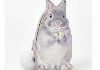 うさぎが机の上で立つ、フェリシモが「自立するダイカットポーチ」発売