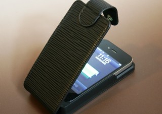 OTAS、iPhone4に対応したバッテリーつきレザーケース