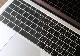 Macを無刻印化する「ブラックアウトステッカー」