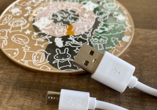 スケルトンタイプQiワイヤレス充電器「WakiWaki Party」登場