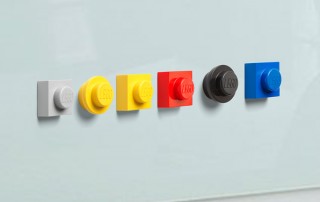 レゴ®のアイコニックなブロック型マグネット「レゴ マグネットセット」登場