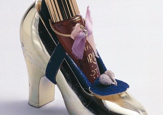 20世紀から現代までの香水瓶の造形などの変遷を辿る企画展「モードとアートの香水瓶」